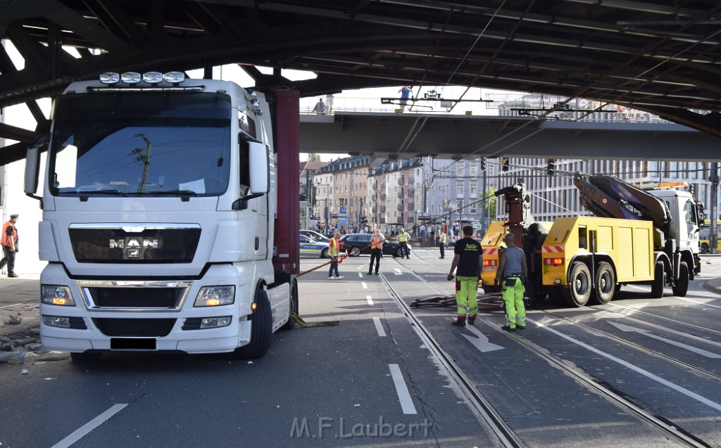 LKW blieb unter Bruecke haengen Koeln Deutz Opladenerstr Deutz Muelheimerstr P094.JPG - Miklos Laubert